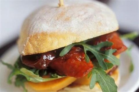 Burger aux Patates Douces avec Roquette, Chorizo et Chutney