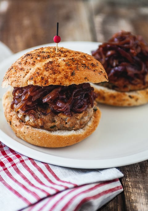 Burger de Poulet Champignons et Oignons Rouges Caramélisés