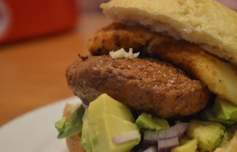 Burgers au Babybel et à L’avocat Recette Décadente