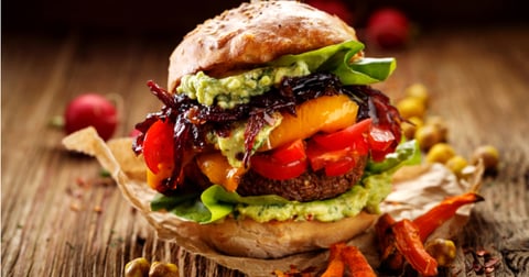 Burgers aux Patates Douces Panées, à L'avocat et aux Oignons Caramélisés