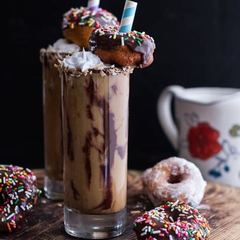 Café Glacé à la Noix de Coco avec des Beignets de Chocolat Glacé au Chocolat