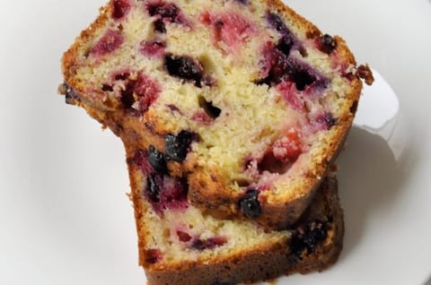 CAKE AU CREAM CHEESE ET AUX FRUITS ROUGES