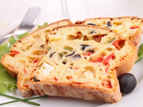 Cake Chèvre, Tomates Séchées et Basilic