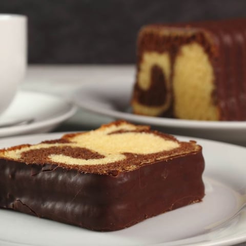 Cake Marbré Surprise Recouvert de Chocolat