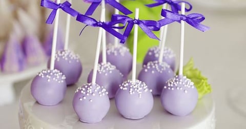 Cake Pops Romantiques de Chocolat au Lait à la Violette