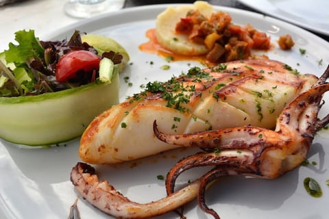 CALAMAR GRILLÉ À LA PLANCHA, JUS À L’AIL ET AU PERSIL