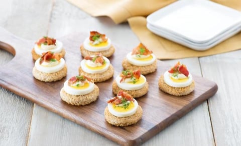 Canapés aux œufs et au Bacon