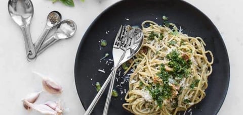 Carbonara Crémeux Parmesan, Basilic Finement Haché et de Glaçage avec du Pesto