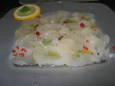 Carpaccio de St-Jacques Fumée à L'aneth et aux Baies Rouges