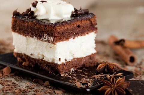 CARRÉS DE BISCUIT AU CHOCOLAT ET ÉPICES FAÇON FORÊT-NOIRE