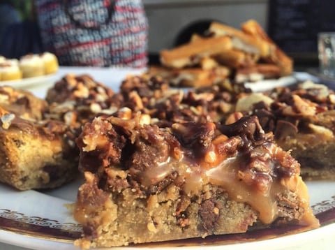 Carrés Décadents à la Pâte à Biscuit, Bière, Chocolat et Bacon