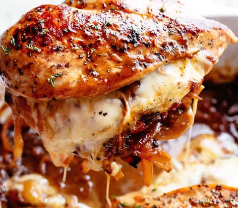 CASSEROLE DE POULET FARCIE À L'OIGNON FRANÇAIS