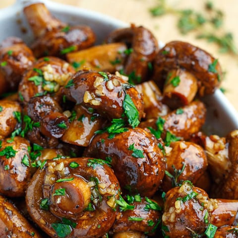 Champignons Entiers à la Sauce Soja, au Vinaigre Balsamique et à L'ail