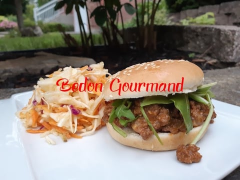 Cheeseburgers Façon Sloppy Joe et Salade de Chou et Carottes