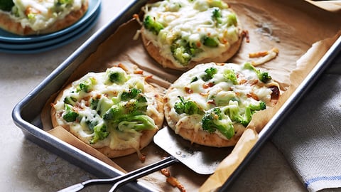 Cheesy Broccoli Naan Pizzette 