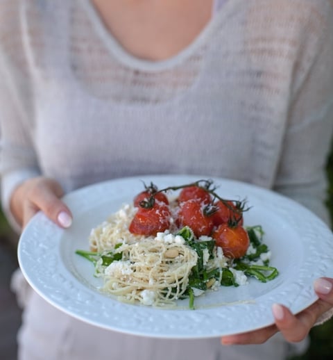 CHEVEUX D’ANGE À LA RICOTTA, TOMATES AU BALSAMIQUE, ÉPINARDS & NOIX DE PIN