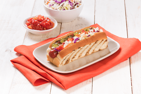 Chien Chaud à la Mode de Montréal avec Salade de Chou