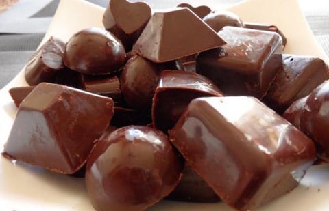 CHOCOLAT CRAQUANT AUX PIGNONS ET NOISETTES