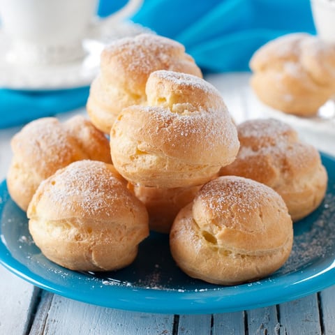 Chouquettes Fourrées au Mascarpone, Coulis de Fruits Rouges