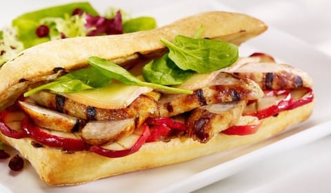 Ciabatta Grillée à la Saucisse Toulouse Pommes Caramélisées et Fondant D'oka