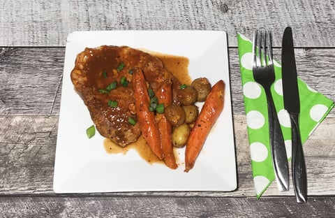 Côtelette de Porc Sauce Tomate et Légumes