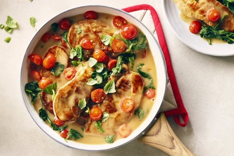 Côtelettes de Porc en Sauce avec Épinards et Tomates