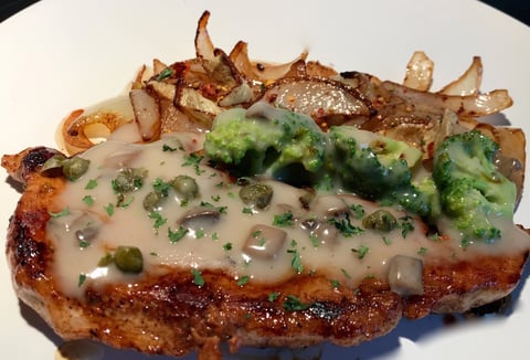 Côtelettes de Porc Sauce Champignons et Câpres