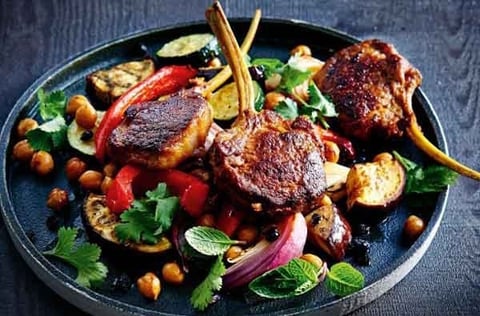 Côtelettes Rôties à la Salade Légumes et Pois Chiches