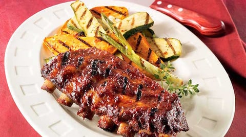 CÔTES DE PORC BARBECUE ÉRABLE SAUCE AUX LÉGUMES GRILLÉS DIJON