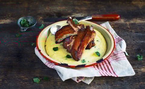 Côtes Levées de Porc au Café avec Polenta au Fromage et aux Fines Herbes