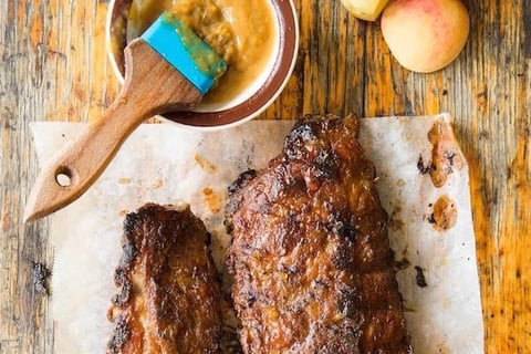 CÔTES LEVÉES DE PORC, SAUCE CHILI AUX PÊCHES ET À LA LIME