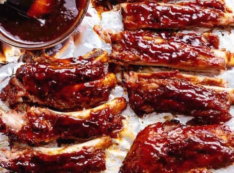 Côtes Levées Faciles à Cuire au Barbecue sont Fondantes Dans la Bouche