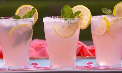 Cocktail Alcoolisé à la Limonade Rose