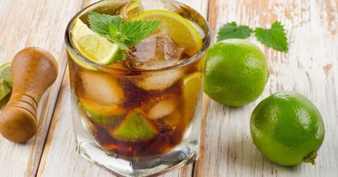 Cocktail au Rhum Ambré et Tisane à la Verveine