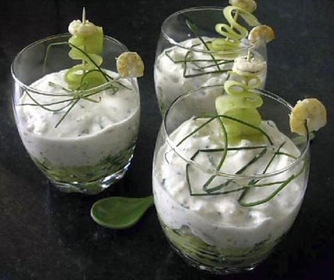 Cocktail de Crevettes au Fromage Blanc Pimenté sur Lit de Concombre