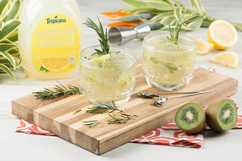 Cocktail Pétillant à la Limonade Tropicana® au Romarin