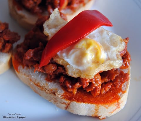 'Cojonudo', une 'tapa' Espagnole avec du Chorizo, des Poivrons et des Oeufs de Caille