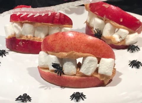 Collation Pomme, Guimauves et Beurre d'arachide pour L'halloween