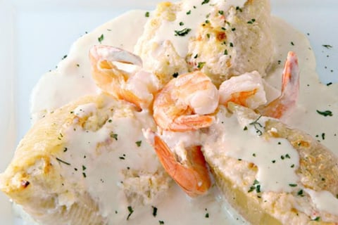 Coquilles Farcies aux Crevettes et au Crabe dans une Sauce Crémeuse à L'ail