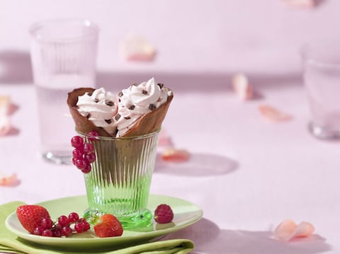 Cornets Chocolatés, Mousse de Fruits Rouges et Copeaux de Chocolat