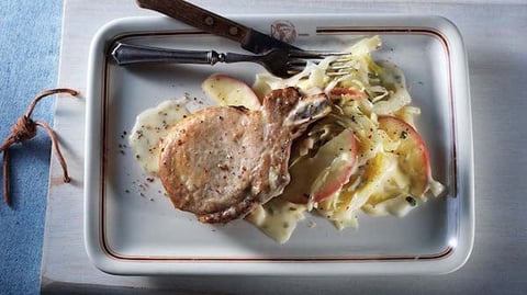 Côtelettes de Porc Braisées aux Pommes, au Chou et aux Poireaux