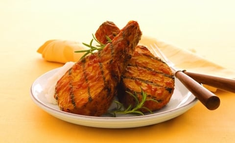 CÔTELETTES DE PORC GRILLÉES AU CHIPOTLE ET À L’ÉRABLE