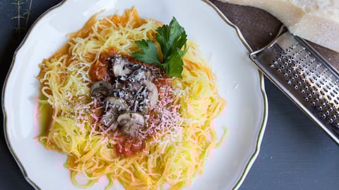Courge Spaghetti à la Sauce Marinara et aux Champignons