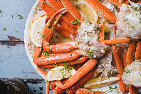 CRABE DES NEIGES AVEC BEURRE À L’AIL ET AUX FINES HERBES