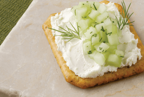 CRAQUELINS AU FROMAGE DE CHÈVRE, AU CONCOMBRE ET À L’ANETH