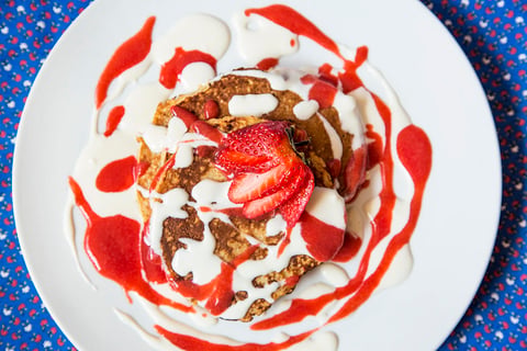 CRÊPES À L'AVOINE NAPPÉES DE COULIS DE FRAISES ET DE CRÈME SURE AU MIEL