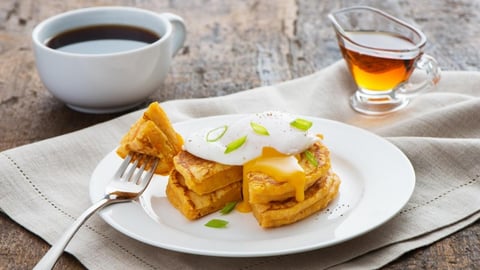 Crêpes aux Patates Douces avec Oeufs Pochés