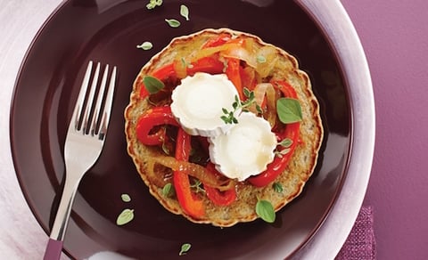 CRÊPES DE SARRASIN ET DE CHIA, POIVRONS CONFITS À L’ÉRABLE ET CHÈVRE