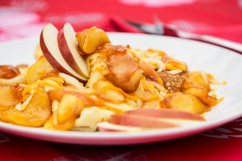 Crêpes Double Cheddar et Pommes au Caramel Salé