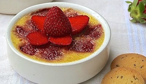 CRÈME BRÛLÉE AUX FRAISES MACÉRÉES DANS DU MISTELLE DE FRAISE